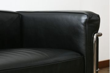 中古　Cassina(カッシーナ)　ル・コルビュジエ(Le Corbusier)　LC3　GRAND MODELE(グラン モデル)　シンプルモダンなデザインがかっこいい1人掛けソファ(1Pソファ、一人掛け)(定価約103万円)(R-062544)
