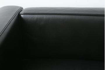 中古　Cassina(カッシーナ)　ル・コルビュジエ(Le Corbusier)　LC3　GRAND MODELE(グラン モデル)　シンプルモダンなデザインがかっこいい1人掛けソファ(1Pソファ、一人掛け)(定価約103万円)(R-062544)