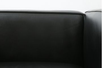 中古　Cassina(カッシーナ)　ル・コルビュジエ(Le Corbusier)　LC3　GRAND MODELE(グラン モデル)　シンプルモダンなデザインがかっこいい1人掛けソファ(1Pソファ、一人掛け)(定価約103万円)(R-062544)