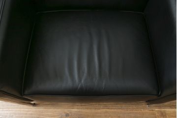 中古　Cassina(カッシーナ)　ル・コルビュジエ(Le Corbusier)　LC3　GRAND MODELE(グラン モデル)　シンプルモダンなデザインがかっこいい1人掛けソファ(1Pソファ、一人掛け)(定価約103万円)(R-062544)