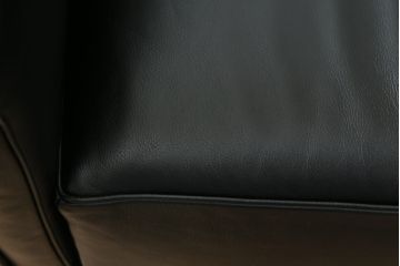 中古　Cassina(カッシーナ)　ル・コルビュジエ(Le Corbusier)　LC3　GRAND MODELE(グラン モデル)　シンプルモダンなデザインがかっこいい1人掛けソファ(1Pソファ、一人掛け)(定価約103万円)(R-062544)