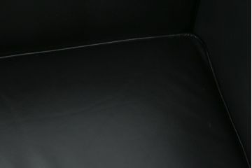 中古　Cassina(カッシーナ)　ル・コルビュジエ(Le Corbusier)　LC3　GRAND MODELE(グラン モデル)　シンプルモダンなデザインがかっこいい1人掛けソファ(1Pソファ、一人掛け)(定価約103万円)(R-062544)