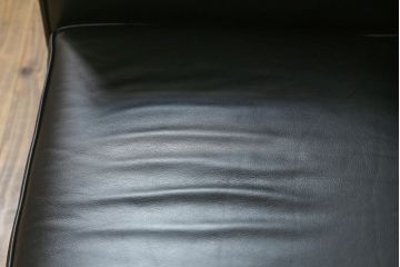 中古　Cassina(カッシーナ)　ル・コルビュジエ(Le Corbusier)　LC3　GRAND MODELE(グラン モデル)　シンプルモダンなデザインがかっこいい1人掛けソファ(1Pソファ、一人掛け)(定価約103万円)(R-062544)