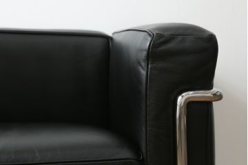 中古　Cassina(カッシーナ)　ル・コルビュジエ(Le Corbusier)　LC3　GRAND MODELE(グラン モデル)　シンプルモダンなデザインがかっこいい1人掛けソファ(1Pソファ、一人掛け)(定価約103万円)(R-062544)