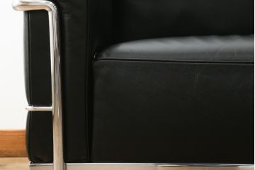 中古　Cassina(カッシーナ)　ル・コルビュジエ(Le Corbusier)　LC3　GRAND MODELE(グラン モデル)　シンプルモダンなデザインがかっこいい1人掛けソファ(1Pソファ、一人掛け)(定価約103万円)(R-062544)