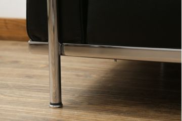 中古　Cassina(カッシーナ)　ル・コルビュジエ(Le Corbusier)　LC3　GRAND MODELE(グラン モデル)　シンプルモダンなデザインがかっこいい1人掛けソファ(1Pソファ、一人掛け)(定価約103万円)(R-062544)