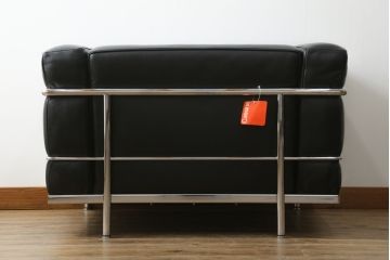 中古　Cassina(カッシーナ)　ル・コルビュジエ(Le Corbusier)　LC3　GRAND MODELE(グラン モデル)　シンプルモダンなデザインがかっこいい1人掛けソファ(1Pソファ、一人掛け)(定価約103万円)(R-062544)