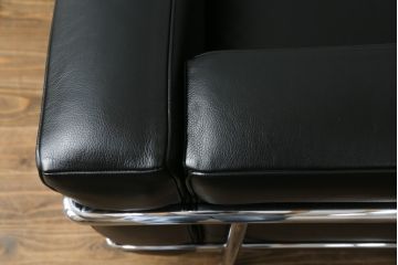 中古　Cassina(カッシーナ)　ル・コルビュジエ(Le Corbusier)　LC3　GRAND MODELE(グラン モデル)　シンプルモダンなデザインがかっこいい1人掛けソファ(1Pソファ、一人掛け)(定価約103万円)(R-062544)