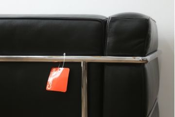 中古　Cassina(カッシーナ)　ル・コルビュジエ(Le Corbusier)　LC3　GRAND MODELE(グラン モデル)　シンプルモダンなデザインがかっこいい1人掛けソファ(1Pソファ、一人掛け)(定価約103万円)(R-062544)