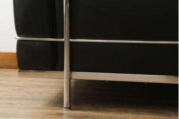 中古　Cassina(カッシーナ)　ル・コルビュジエ(Le Corbusier)　LC3　GRAND MODELE(グラン モデル)　シンプルモダンなデザインがかっこいい1人掛けソファ(1Pソファ、一人掛け)(定価約103万円)(R-062544)