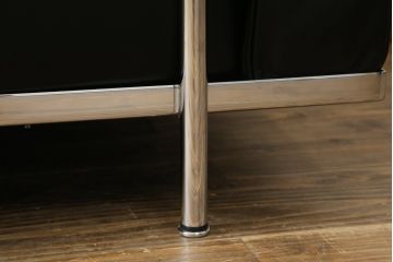 中古　Cassina(カッシーナ)　ル・コルビュジエ(Le Corbusier)　LC3　GRAND MODELE(グラン モデル)　シンプルモダンなデザインがかっこいい1人掛けソファ(1Pソファ、一人掛け)(定価約103万円)(R-062544)