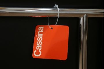 中古　Cassina(カッシーナ)　ル・コルビュジエ(Le Corbusier)　LC3　GRAND MODELE(グラン モデル)　シンプルモダンなデザインがかっこいい1人掛けソファ(1Pソファ、一人掛け)(定価約103万円)(R-062544)