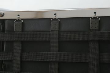 中古　Cassina(カッシーナ)　ル・コルビュジエ(Le Corbusier)　LC3　GRAND MODELE(グラン モデル)　シンプルモダンなデザインがかっこいい1人掛けソファ(1Pソファ、一人掛け)(定価約103万円)(R-062544)