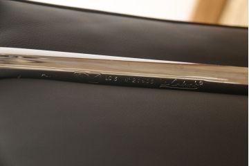 中古　Cassina(カッシーナ)　ル・コルビュジエ(Le Corbusier)　LC3　GRAND MODELE(グラン モデル)　シンプルモダンなデザインがかっこいい1人掛けソファ(1Pソファ、一人掛け)(定価約103万円)(R-062544)