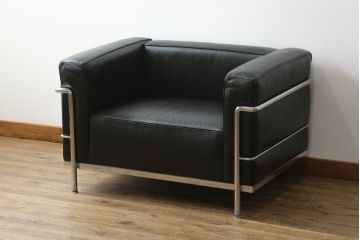中古　Cassina(カッシーナ)　ル・コルビュジエ(Le Corbusier)　LC3　GRAND MODELE(グラン モデル)　シンプルモダンなデザインがかっこいい1人掛けソファ(1Pソファ、一人掛け)(定価約103万円)(R-062545)