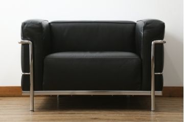 中古　Cassina(カッシーナ)　ル・コルビュジエ(Le Corbusier)　LC3　GRAND MODELE(グラン モデル)　シンプルモダンなデザインがかっこいい1人掛けソファ(1Pソファ、一人掛け)(定価約103万円)(R-062545)