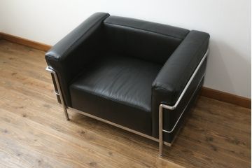 中古　Cassina(カッシーナ)　ル・コルビュジエ(Le Corbusier)　LC3　GRAND MODELE(グラン モデル)　シンプルモダンなデザインがかっこいい1人掛けソファ(1Pソファ、一人掛け)(定価約103万円)(R-062545)