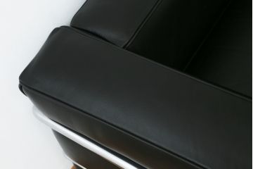 中古　Cassina(カッシーナ)　ル・コルビュジエ(Le Corbusier)　LC3　GRAND MODELE(グラン モデル)　シンプルモダンなデザインがかっこいい1人掛けソファ(1Pソファ、一人掛け)(定価約103万円)(R-062545)