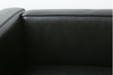 中古　Cassina(カッシーナ)　ル・コルビュジエ(Le Corbusier)　LC3　GRAND MODELE(グラン モデル)　シンプルモダンなデザインがかっこいい1人掛けソファ(1Pソファ、一人掛け)(定価約103万円)(R-062545)