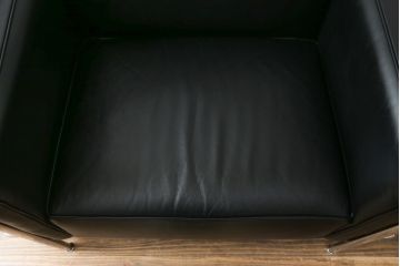 中古　Cassina(カッシーナ)　ル・コルビュジエ(Le Corbusier)　LC3　GRAND MODELE(グラン モデル)　シンプルモダンなデザインがかっこいい1人掛けソファ(1Pソファ、一人掛け)(定価約103万円)(R-062545)