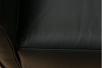 中古　Cassina(カッシーナ)　ル・コルビュジエ(Le Corbusier)　LC3　GRAND MODELE(グラン モデル)　シンプルモダンなデザインがかっこいい1人掛けソファ(1Pソファ、一人掛け)(定価約103万円)(R-062545)