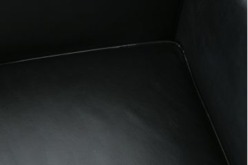 中古　Cassina(カッシーナ)　ル・コルビュジエ(Le Corbusier)　LC3　GRAND MODELE(グラン モデル)　シンプルモダンなデザインがかっこいい1人掛けソファ(1Pソファ、一人掛け)(定価約103万円)(R-062545)