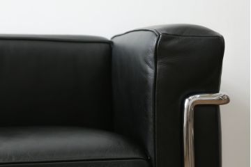 中古　Cassina(カッシーナ)　ル・コルビュジエ(Le Corbusier)　LC3　GRAND MODELE(グラン モデル)　シンプルモダンなデザインがかっこいい1人掛けソファ(1Pソファ、一人掛け)(定価約103万円)(R-062545)