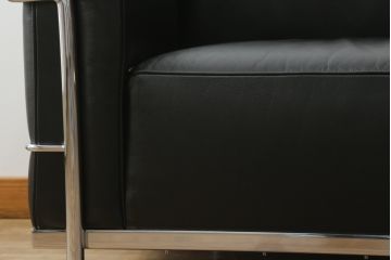 中古　Cassina(カッシーナ)　ル・コルビュジエ(Le Corbusier)　LC3　GRAND MODELE(グラン モデル)　シンプルモダンなデザインがかっこいい1人掛けソファ(1Pソファ、一人掛け)(定価約103万円)(R-062545)