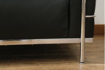 中古　Cassina(カッシーナ)　ル・コルビュジエ(Le Corbusier)　LC3　GRAND MODELE(グラン モデル)　シンプルモダンなデザインがかっこいい1人掛けソファ(1Pソファ、一人掛け)(定価約103万円)(R-062545)