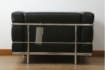 中古　Cassina(カッシーナ)　ル・コルビュジエ(Le Corbusier)　LC3　GRAND MODELE(グラン モデル)　シンプルモダンなデザインがかっこいい1人掛けソファ(1Pソファ、一人掛け)(定価約103万円)(R-062545)