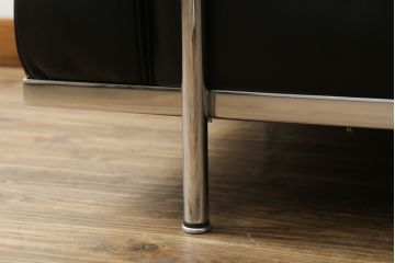 中古　Cassina(カッシーナ)　ル・コルビュジエ(Le Corbusier)　LC3　GRAND MODELE(グラン モデル)　シンプルモダンなデザインがかっこいい1人掛けソファ(1Pソファ、一人掛け)(定価約103万円)(R-062545)