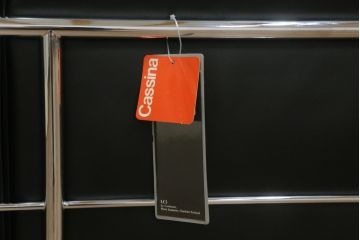 中古　Cassina(カッシーナ)　ル・コルビュジエ(Le Corbusier)　LC3　GRAND MODELE(グラン モデル)　シンプルモダンなデザインがかっこいい1人掛けソファ(1Pソファ、一人掛け)(定価約103万円)(R-062545)