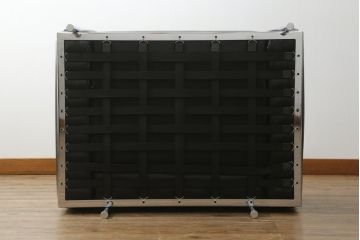 中古　Cassina(カッシーナ)　ル・コルビュジエ(Le Corbusier)　LC3　GRAND MODELE(グラン モデル)　シンプルモダンなデザインがかっこいい1人掛けソファ(1Pソファ、一人掛け)(定価約103万円)(R-062545)