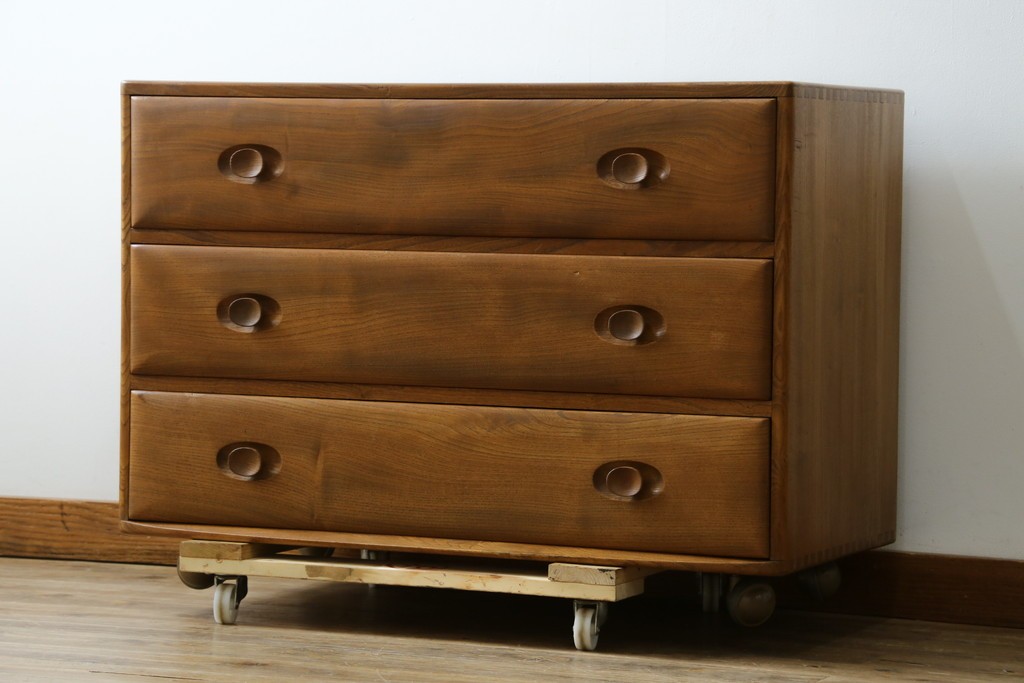 イギリスビンテージ　ERCOL(アーコール)　シンプルなデザインでお部屋に馴染みやすい3段チェスト　(R-062546)