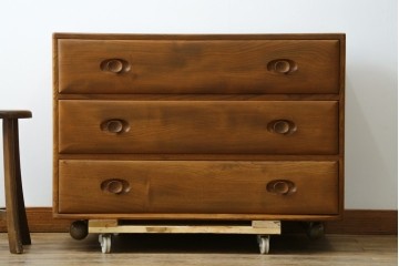 イギリスビンテージ　ERCOL(アーコール)　シンプルなデザインでお部屋に馴染みやすい3段チェスト　(R-062546)