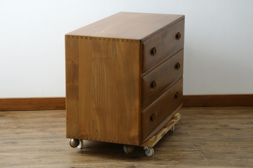 イギリスビンテージ　ERCOL(アーコール)　シンプルなデザインでお部屋に馴染みやすい3段チェスト　(R-062546)