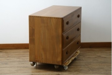 イギリスビンテージ　ERCOL(アーコール)　シンプルなデザインでお部屋に馴染みやすい3段チェスト　(R-062546)