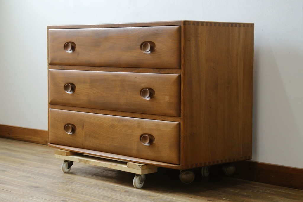 イギリスビンテージ　ERCOL(アーコール)　シンプルなデザインでお部屋に馴染みやすい3段チェスト　(R-062546)