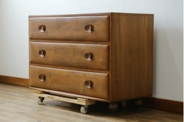 イギリスビンテージ　ERCOL(アーコール)　シンプルなデザインでお部屋に馴染みやすい3段チェスト　(R-062546)