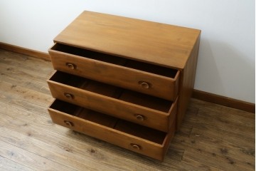 イギリスビンテージ　ERCOL(アーコール)　シンプルなデザインでお部屋に馴染みやすい3段チェスト　(R-062546)