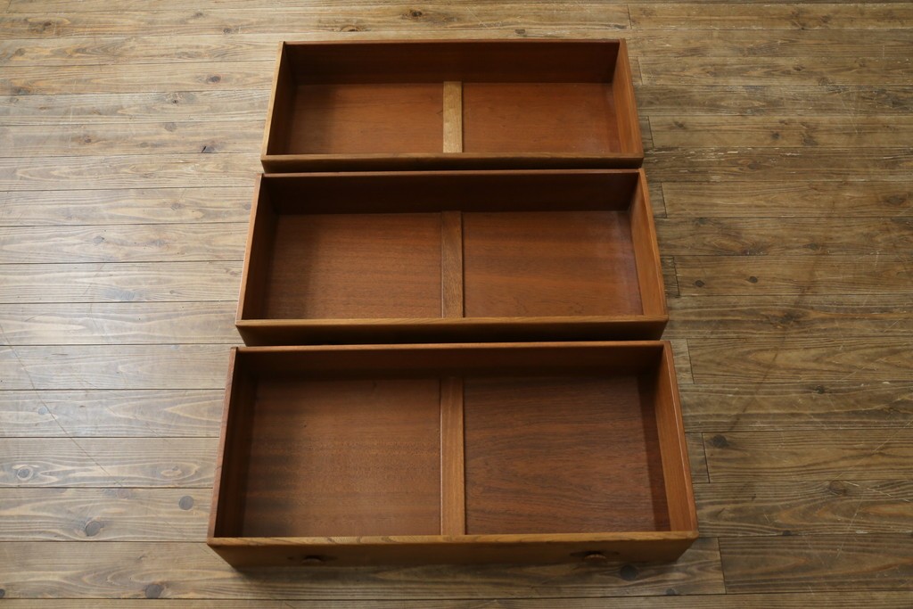 イギリスビンテージ　ERCOL(アーコール)　シンプルなデザインでお部屋に馴染みやすい3段チェスト　(R-062546)