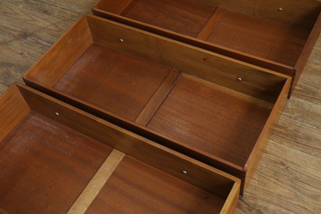 イギリスビンテージ　ERCOL(アーコール)　シンプルなデザインでお部屋に馴染みやすい3段チェスト　(R-062546)