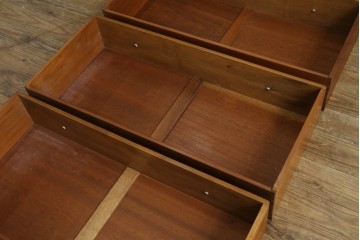 イギリスビンテージ　ERCOL(アーコール)　シンプルなデザインでお部屋に馴染みやすい3段チェスト　(R-062546)