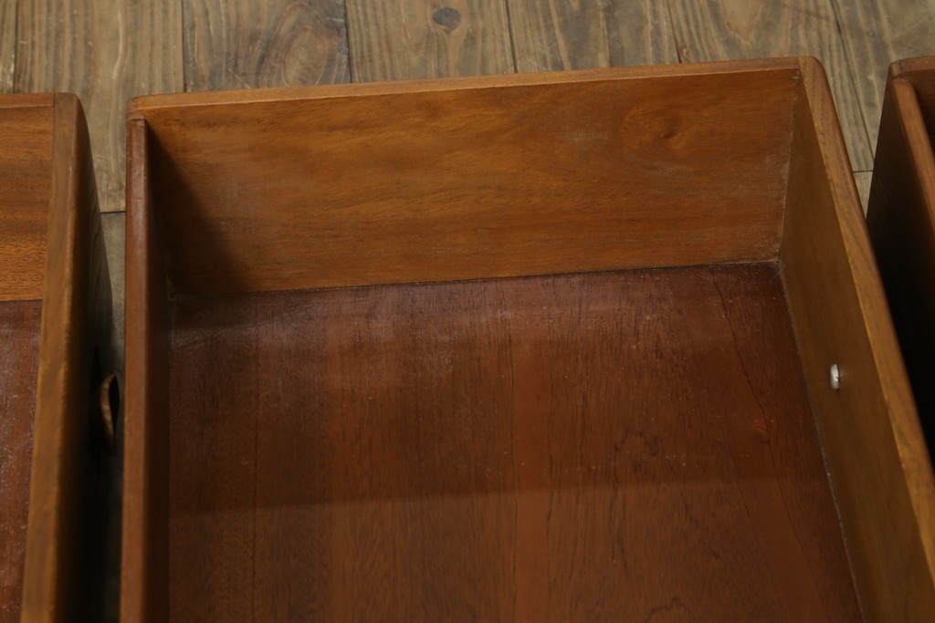 イギリスビンテージ　ERCOL(アーコール)　シンプルなデザインでお部屋に馴染みやすい3段チェスト　(R-062546)