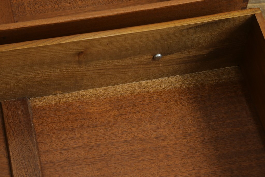 イギリスビンテージ　ERCOL(アーコール)　シンプルなデザインでお部屋に馴染みやすい3段チェスト　(R-062546)