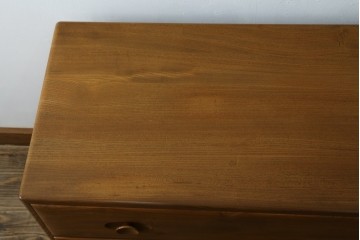 イギリスビンテージ　ERCOL(アーコール)　シンプルなデザインでお部屋に馴染みやすい3段チェスト　(R-062546)