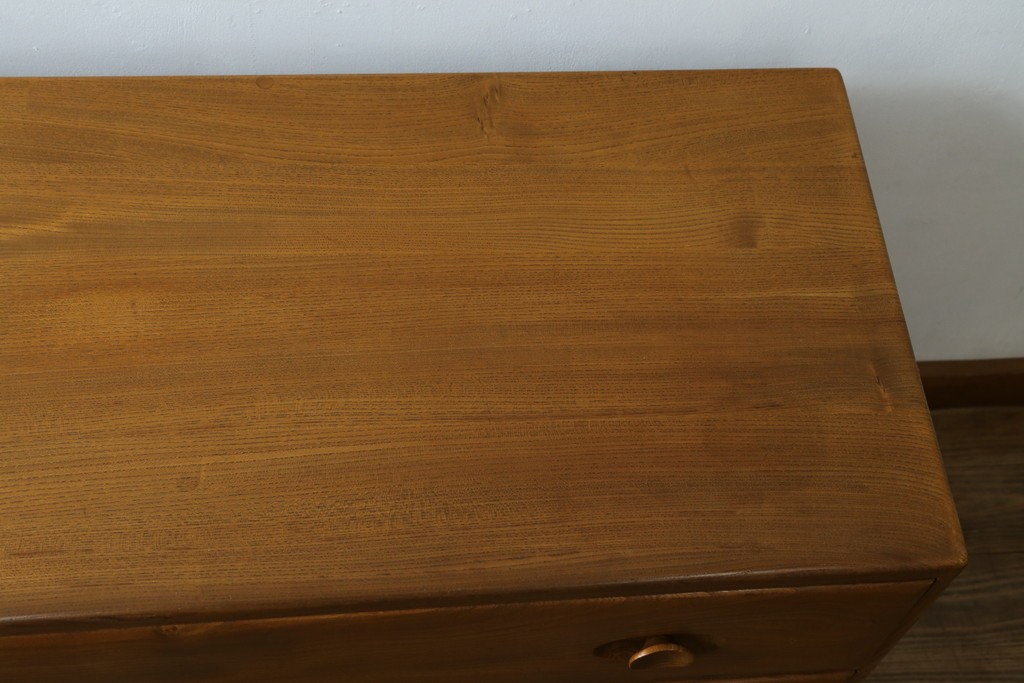 イギリスビンテージ　ERCOL(アーコール)　シンプルなデザインでお部屋に馴染みやすい3段チェスト　(R-062546)