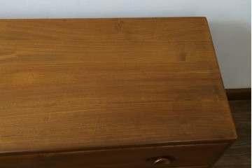 イギリスビンテージ　ERCOL(アーコール)　シンプルなデザインでお部屋に馴染みやすい3段チェスト　(R-062546)