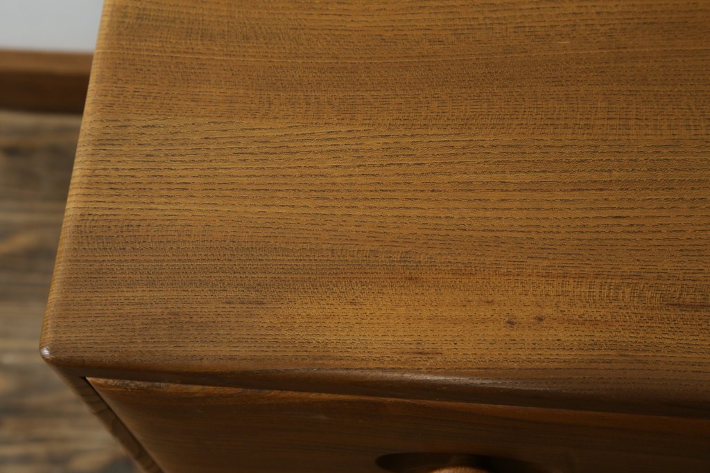 イギリスビンテージ　ERCOL(アーコール)　シンプルなデザインでお部屋に馴染みやすい3段チェスト　(R-062546)