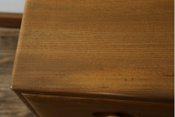 イギリスビンテージ　ERCOL(アーコール)　シンプルなデザインでお部屋に馴染みやすい3段チェスト　(R-062546)